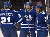 James van Riemsdyk, Joe Colborne a Josh Leivo (zleva) slav branku.