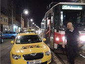 V Blohorské ulici pekáelo taxi tramvaji.