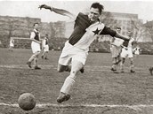 TYPICK PEPI. Josef Bican (19132001) prv stl jeden z tisc svch gl. Jet na Letensk plni, kde mla Slavia do roku 1945 svj prvn stadion. 