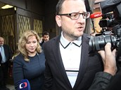 Jana Neasová, díve Nagyová, odchází s expremiérem Petrem Neasem od...