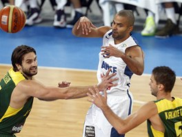 Tony Parker z Francie ve finle mistrovstv Evropy mezi dvma Litevci.