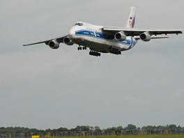 Ob transportn letoun An-124 Ruslan pistv na monovskm letiti s nkladem...