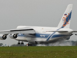 Ob transportn letoun An-124 Ruslan pistv na monovskm letiti s nkladem...