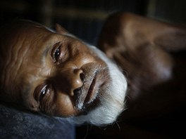 Osmdesátiletý Fazal Uddin trpící astmatem na fotografii leí v posteli v...