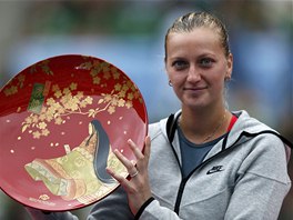 DOSTALA I TAL. Petra Kvitov pzuje s trofej pro vtzku tenisovho turnaje