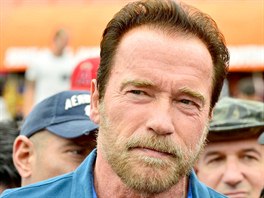 A Arnold Schwarzenegger s vypadanými vlasy a vráskami. Do posilovny chodí stále...