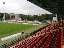 CHYBÍ JEDNA TRIBUNA. K uzavení stadionu ze vech stran chybí Píbrami jedna...