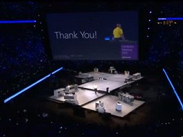 Na firemním srazu se třinácti tisíci zaměstnanci se šéf Microsoftu Steve...