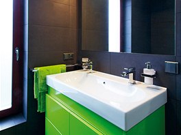 Koupelna je obložena velkoformátovými keramickými obklady a skleněnou mozaikou.