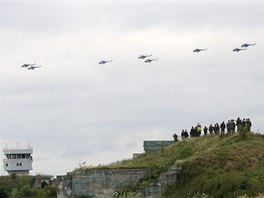 Transportní vrtulníky armády se rozlouily s letitm v Bochoi peletem nad...