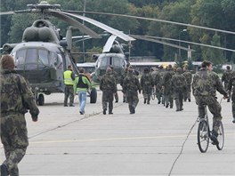 Transportní vrtulníky armády se rozlouily s letitm v Bochoi peletem nad...