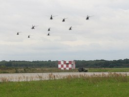 Transportní vrtulníky armády se rozlouily s letitm v Bochoi peletem nad...