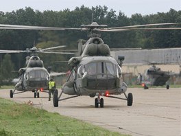 Transportní vrtulníky armády se rozlouily s letitm v Bochoi peletem nad...