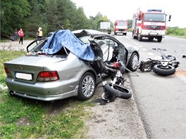 Spolujezdkyn z osobnho auta a motork na mst zemeli. 