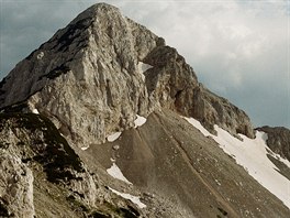 Pohled na vrcholovou st Lupoglavu (2102 m). ern teka na velkm snhovm...