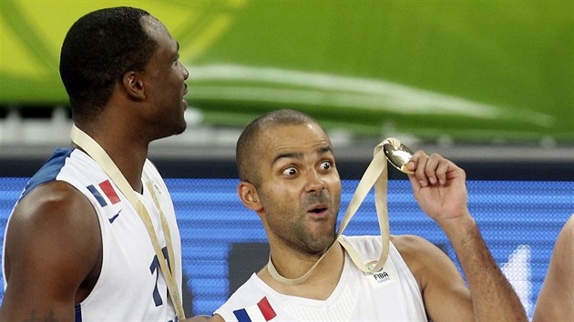 COPAK TO JE? Tony Parker se zlatou medailí pro mistry Evropy. Vlevo je jeho...