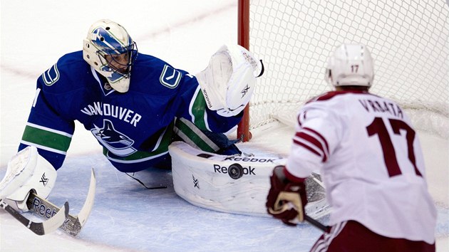 ZÁKROK BETONEM. Roberto Luongo z Vancouveru vyráí stelu Radima Vrbaty