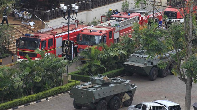 Boj o obchodn� centrum v Nairobi, kde islamist� dr�� rukojm�, pokra�oval v pond�l� u� t�et� den. Hasi�i na m�sto dorazili pot�, co ozbrojenci uvnit� zap�lili matrace (23. z���)