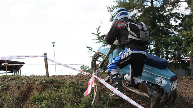 Michal Wojnar a jeho Jawa 50/05 na trati Fichtel cup enduro 2013 v Nám�ti nad...