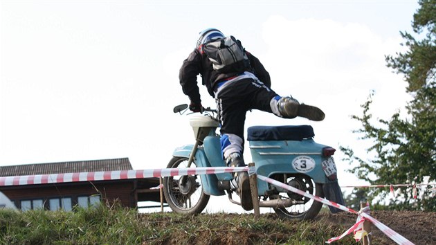 Michal Wojnar a jeho Jawa 50/05 na trati Fichtel cup enduro 2013 v Nmti nad Oslavou.