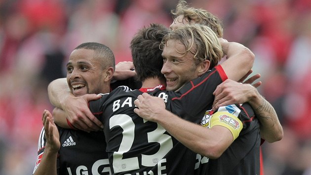 JASN VHRA. Fotbalist Bayeru Leverkusen se raduj z vstelenh glu. Prosadil se Robbie Kruse (zdy).