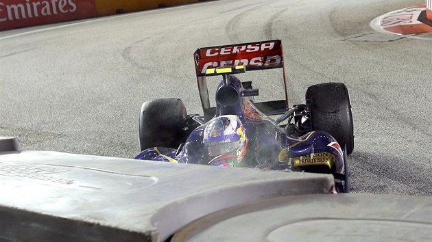 NEHODA. Daniel Ricciardo, jezdec stje Toro Rosso, havaruje ve Velk cen Singapuru.
