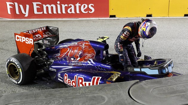 PO SVCH. Daniel Ricciardo vystupuje ze svho havarovanho vozu.