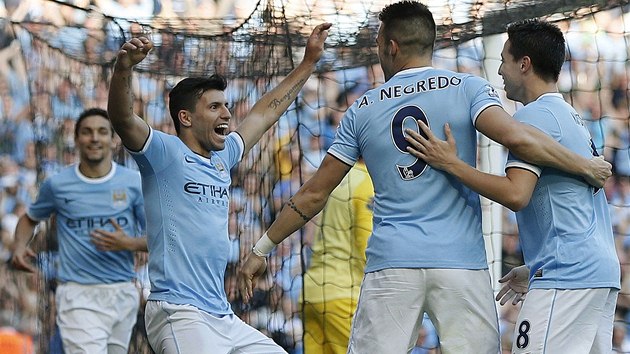 JE VYMALOVNO. Sergio Agero (druh zleva) vstelil krtce po pestvce tet gl Manchesteru City.