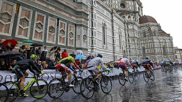 ZA VYTRVALHO DET. Cyklist projdj v zvod mistrovstv svta ve Florencii kolem katedrly Santa Maria del Fiore.