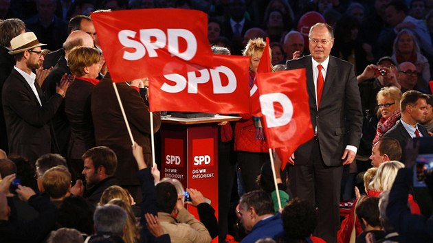 Kanclsk kandidt nmeckch socilnch demokrat Peer Steinbrck na velkm mtinku v Berln.