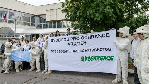Ped ruskou ambasdou v Praze se v ptek selo nkolik len Greenpeace (20. z)