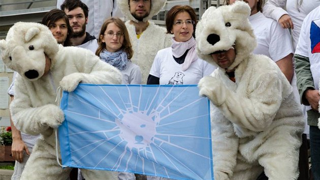 Ped ruskou ambasdou v Praze se v ptek selo nkolik len Greenpeace (20. z)