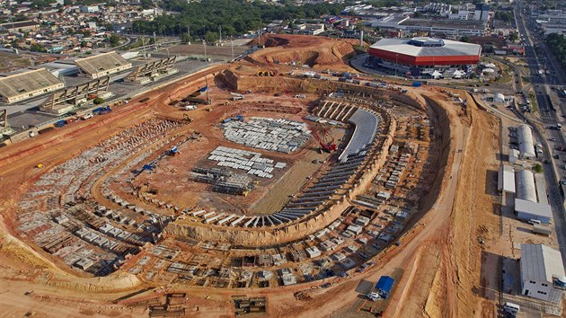 Fotbalový stadion v brazilském mst Manaus. Snímek z poátk výstavby v záí...