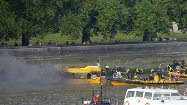 V Londn vzplla turistick lo, 30 lid se zachrnilo skokem do Teme (29. z)