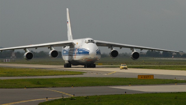 Ob transportn letoun An-124 Ruslan pistv na monovskm letiti s nkladem z Afghnistnu.