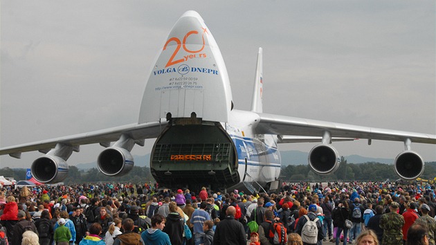 Ob letoun An-124 Ruslan v obleen nvtvnk Dn NATO v Ostrav