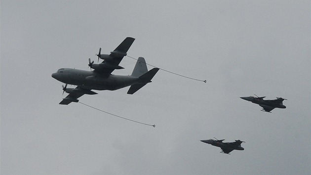 Ukzka doplovn paliva za letu dvou gripen ze vdskho tankeru KC-130