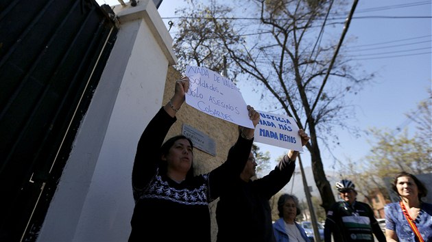Chilan protestuj proti luxusnm podmnkm ve vznici Cordillera pro zloince z dob Pinochetova reimu (25. z 2013)