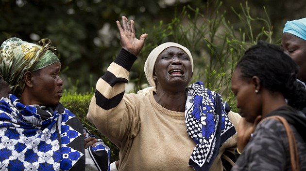 Mary Italov (uprosted) ple ped mrnic v Nairobi, kde le tlo jejho syna, kter zemel pi teroristickm toku v nkupnm centru Westgate (25. z 2013) 