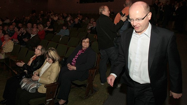 Bohuslav Sobotka pichz na podium v steckm kulturnm dom, kter si SSD vybrali pro svj pedvolebn mtink. (23. z 2013)