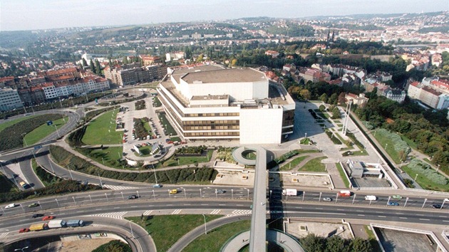 Palác kultury. Rozlehlý multifunkční objekt zabírající plochu necelých 35 000 m2 měl sloužit pro pořádání sjezdů KSČ.