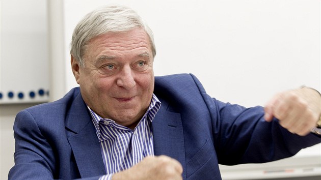 Lobbista Miroslav �louf p�i rozhovoru pro iDNES.cz (24. z��� 2013)
