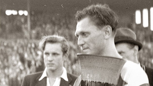 Slvistick fotbalista Josef Bican dr vtzn pohr Osvobozen po finlovm utkn s Rakovnkem. (29. srpna 1945)