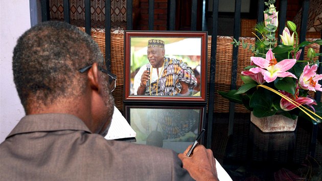 Lid se podepisuj do kondolenn knihy v dom ghanskho bsnka Kofi Awoonora (na fotografii). (24. z 2013)