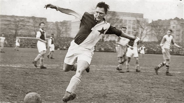 TYPICK PEPI. Josef Bican (19132001) prv stl jeden z tisc svch gl. Jet na Letensk plni, kde mla Slavia do roku 1945 svj prvn stadion. 