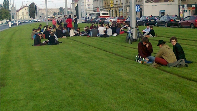 Netradi�ní piknik v ulici Milady Horákové. Ne� zde za�nou od soboty jezdit