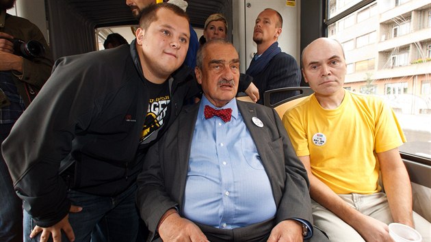 Politici zvali do tramvaje lidi stojící na zastávkách, ti se pak mohli vyfotit například s Karlem Schwarzenbergem.