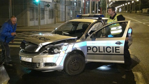 Na Blohorsk se srazilo policejn auto s fabi, kter odboovala pes kiovatku.