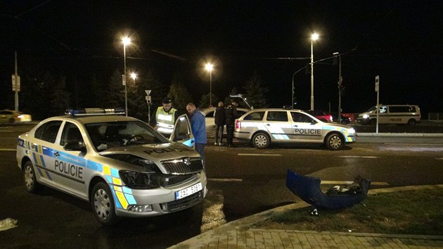 Na Blohorsk se srazilo policejn auto s fabi, kter odboovala pes kiovatku.