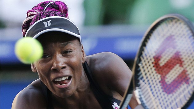 TA ALE DV RNY! Venus Williamsov v utkn s eskou tenistkou Petrou Kvitovou na turnaji v Tokiu.